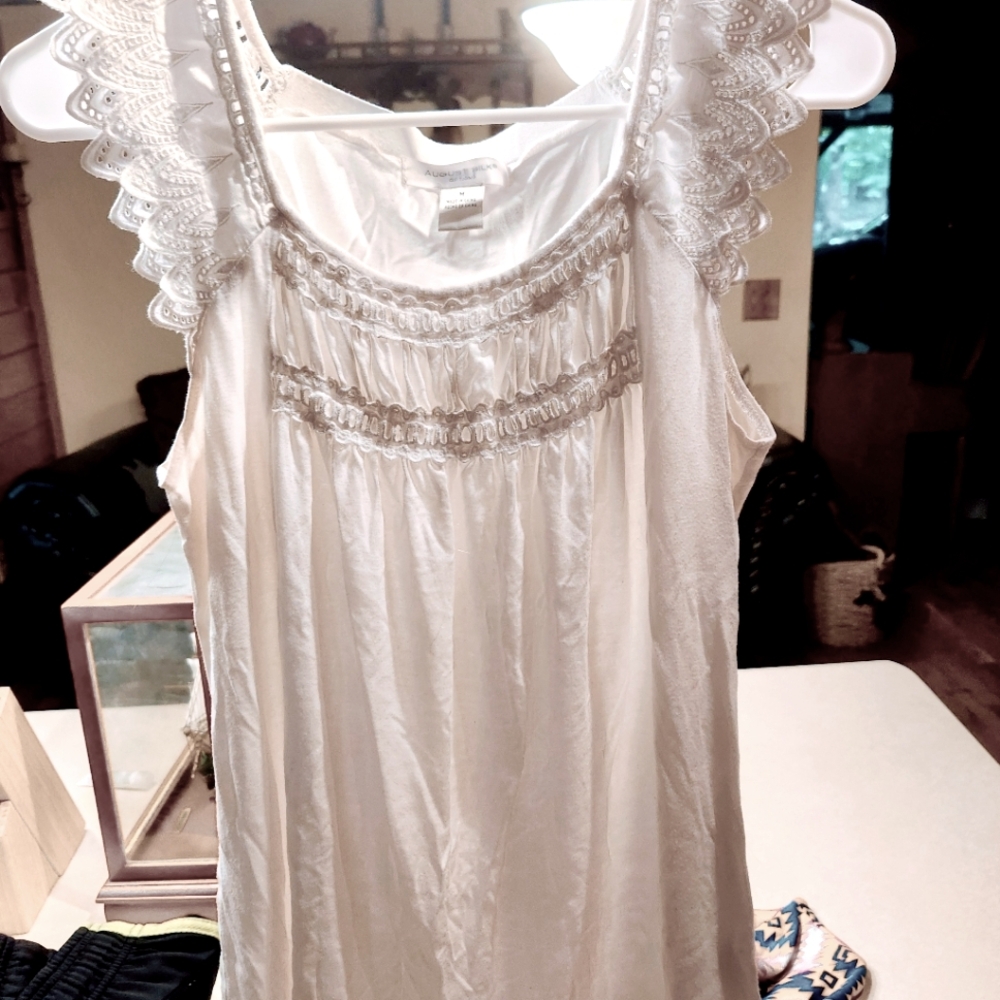 5/5.00 White Top with Cut Out Trim
